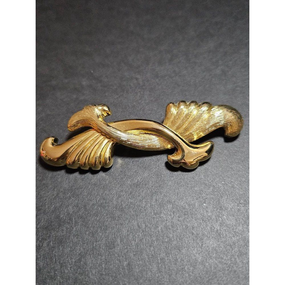 Vintage gold tone abstract swirly brooch